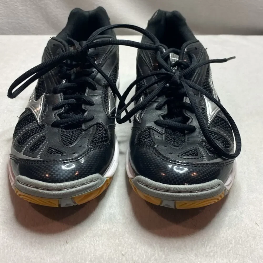 Mizuno black and silver tennis shoes size 9